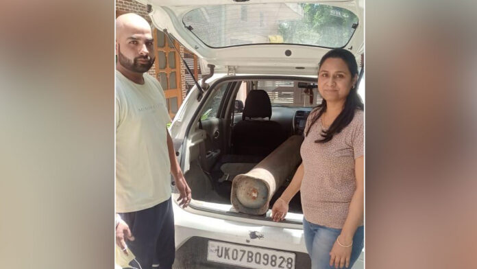 Kavita is delivering oxygen cylinders to needy