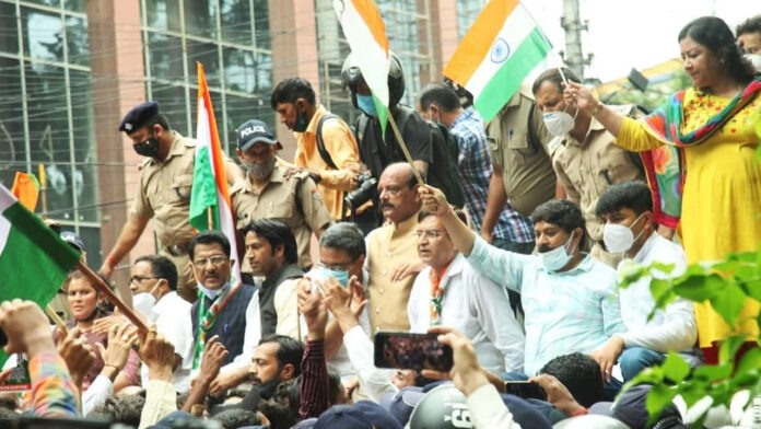 Congress burnt the effigy of central government