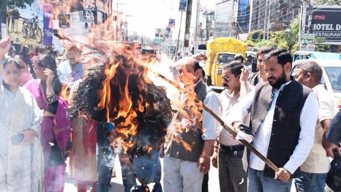 UKD burnt the mayor's effigy