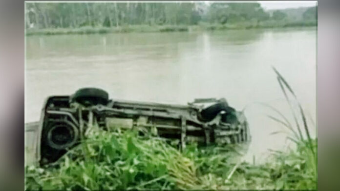 Car fell into Sharda river, five including three children died