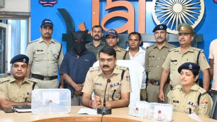 One who looted cash worth lakhs at knife point arrested