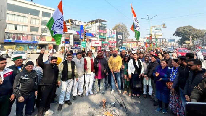 Congress workers burnt the effigy of Assam CM