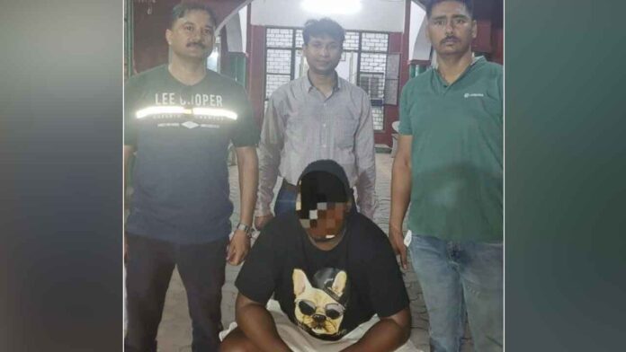 Nigerian arrested for duping people of lakhs