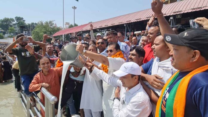 Prem Chand Aggarwal performed Dugdh abhishek in Ganga