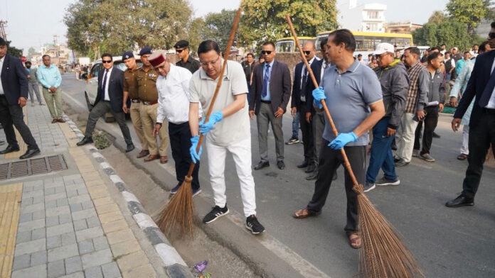 CM Dhami gave the message of cleanliness by sweeping