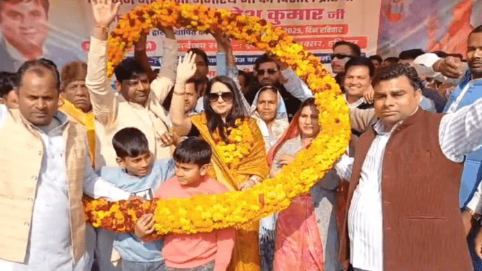 Umesh Kumar's wife unveiled statue